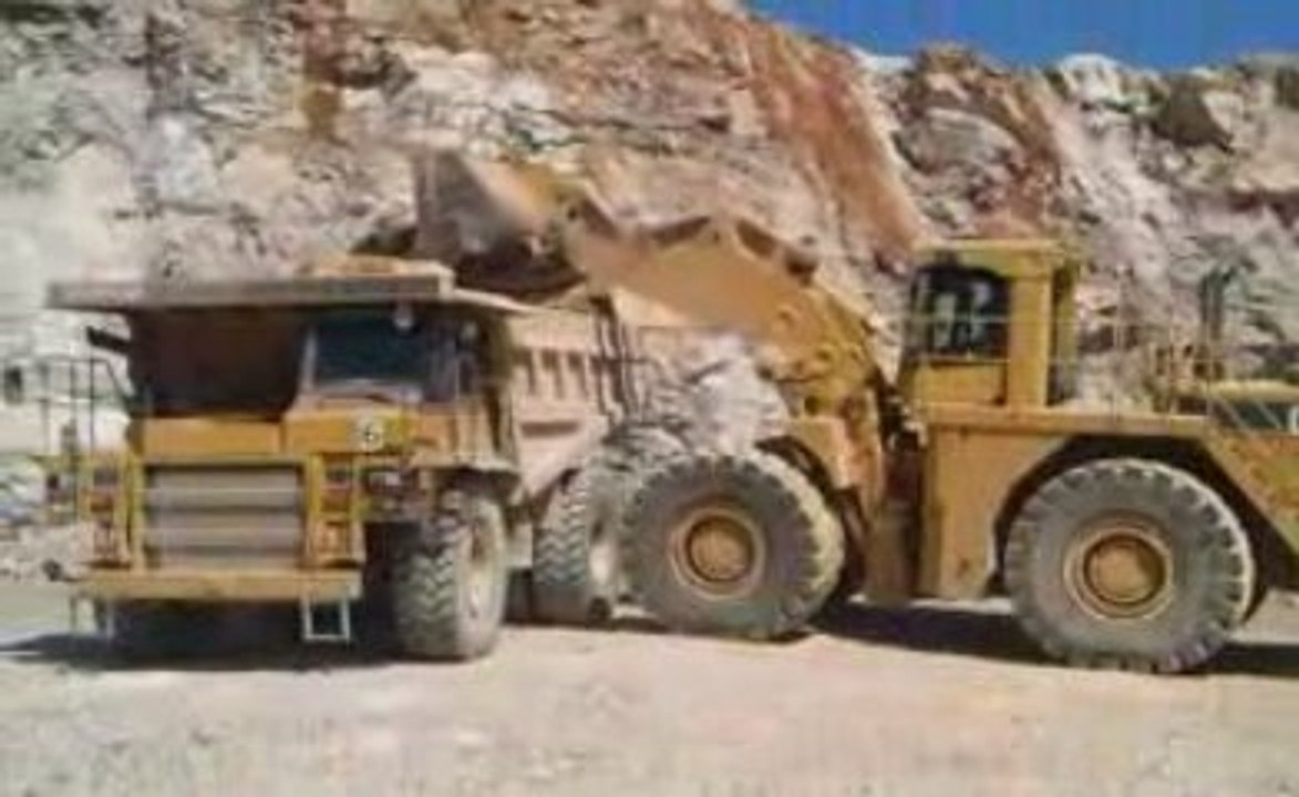 chargement de blocs chargeur caterpillar 990 dumper 775