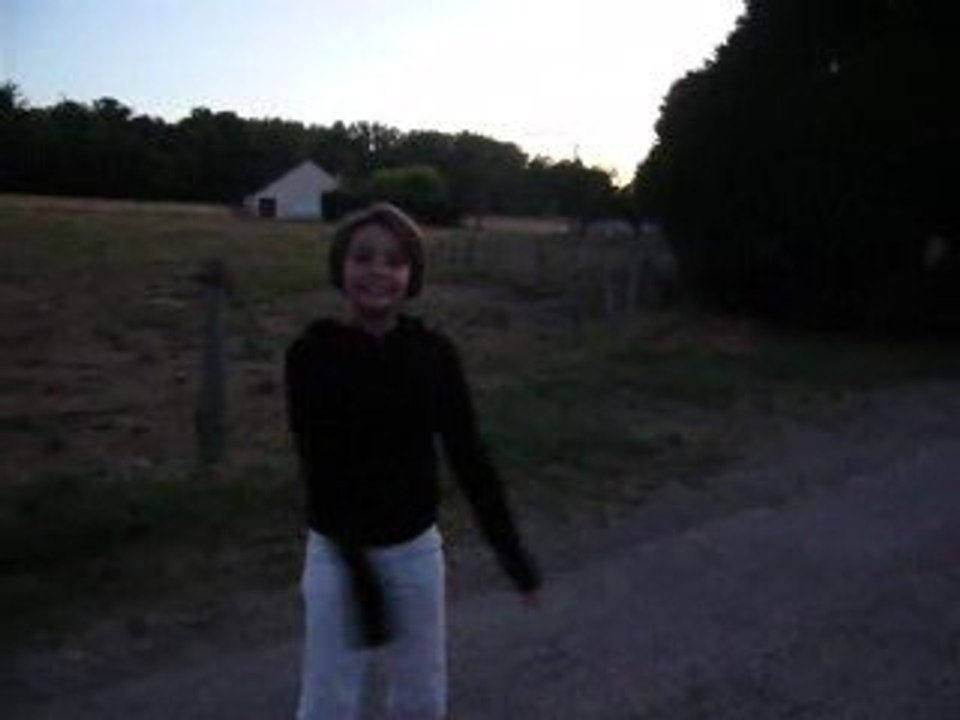 Eva Présentatrice du JT avec Maxime alias Rémi Gaillard