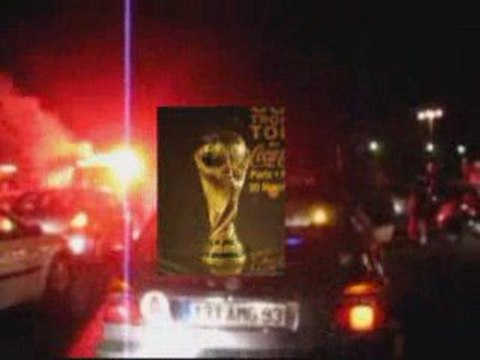 Les Algériens sur les Champs Elysées après la victoire hier