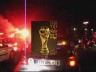 Les Algériens sur les Champs Elysées après la victoire hier