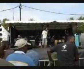 Rastabio sing "turn your lights down low" au parc colosse