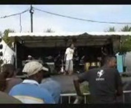 Rastabio sing turn your lights down low au parc colosse