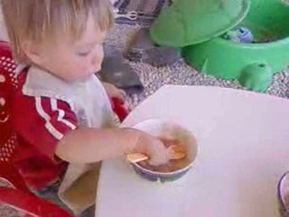 Dimitri mange tout seul