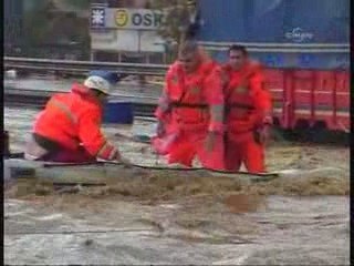 istanbul da sel felaketi Belediye otobüsünde mahsur kaldılar