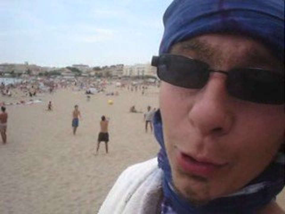 Mec bourré sur la plage