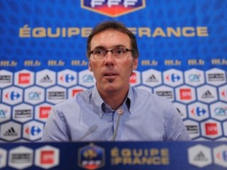 Domenech doit-il rester l'entraineur de l'équipe de France ?