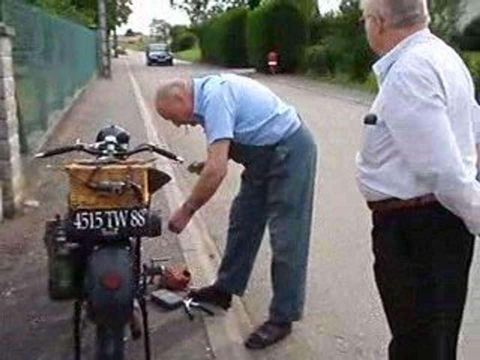 Argeo Moretti motard de 84 ans réglant ma Terrot