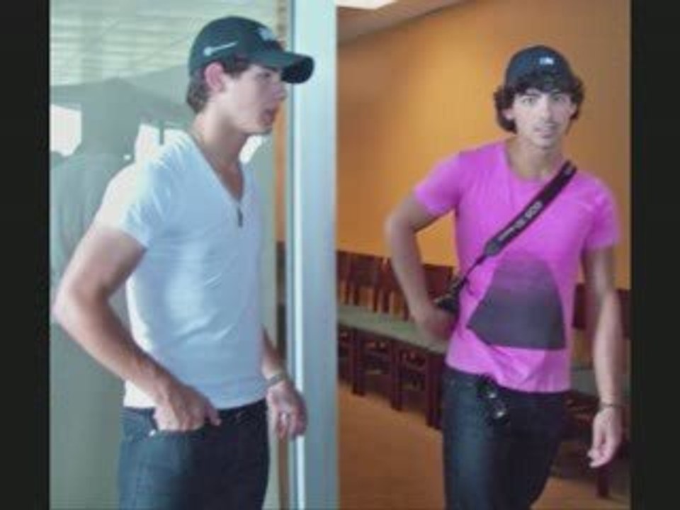 Les Jonas A La Sortie De Leur Hotel