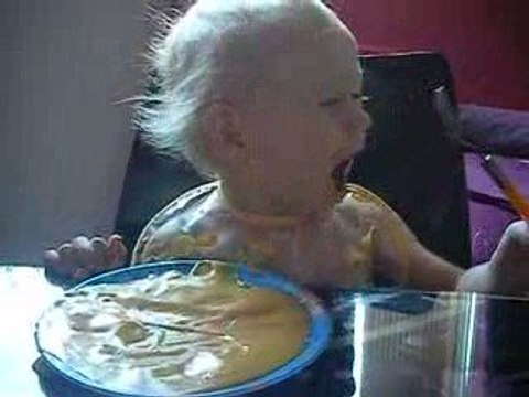 bébé mange comme un grand