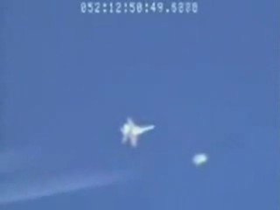 UFO, Fighter Pilot Flies Alongside a Mystery Craft