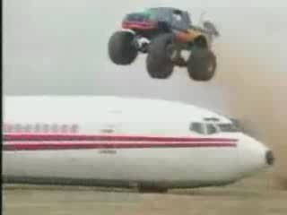 Super saut avec un monster truck