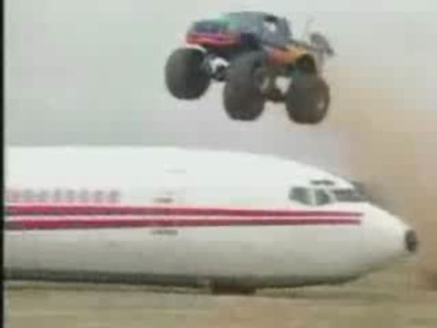 Super saut avec un monster truck