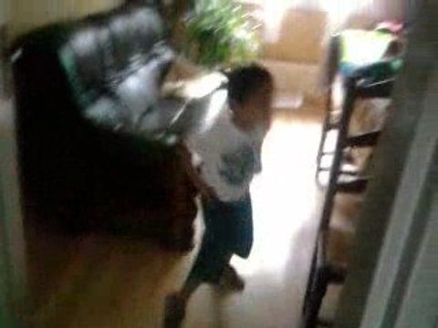 le nouveau Mickael Jackson...KING OF POP..lol (6ans)