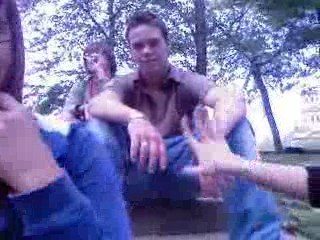 Pendant que les gens jouent au foot.