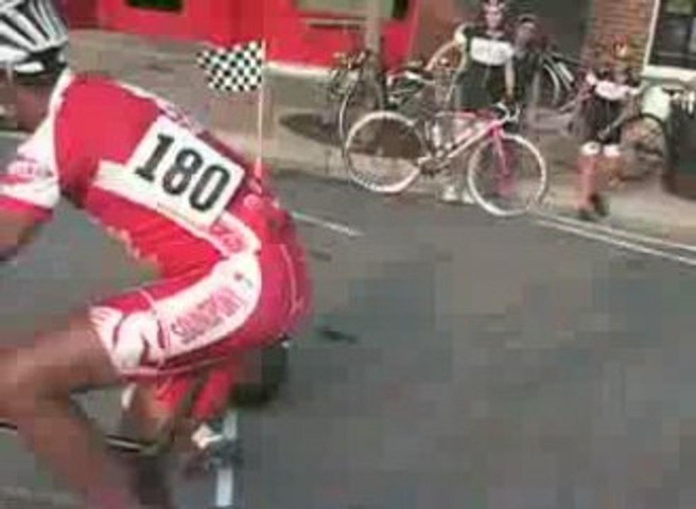 J'ai gagné ? velo: chute sur la ligne d'arrivee