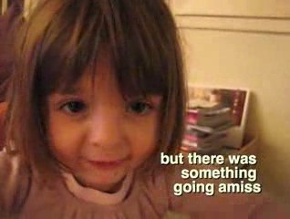 Adorable petite fille qui raconte une histoire