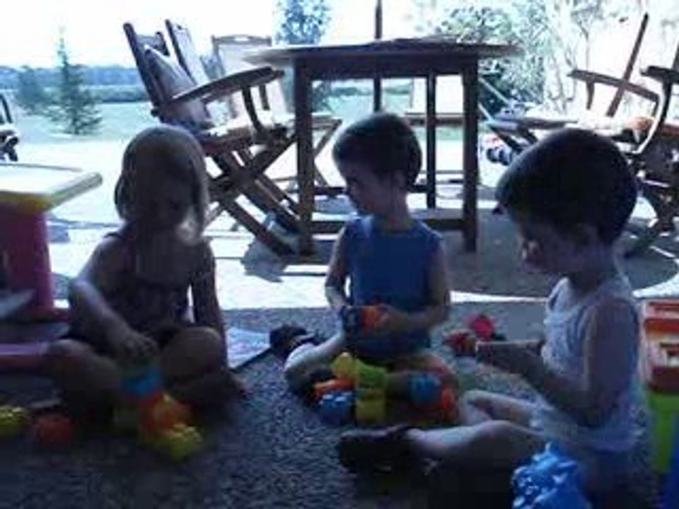 Lucie, Robin et Maxime jouent.