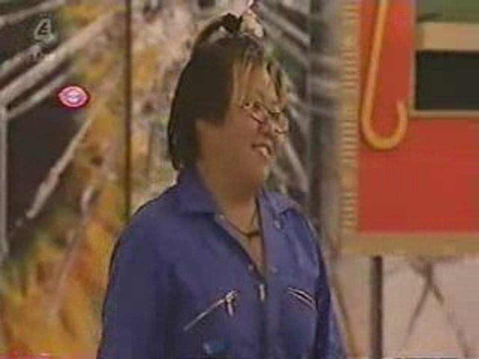 Mikey Punch & Judy task - Rachel & Sara puppets kiss