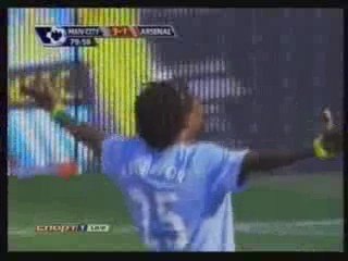 Esultanza Adebayor contro Arsenal