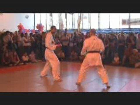 MESSAOUD VS GREG - DEMONSTRATION KARATE FORUM ETAMPES 2009