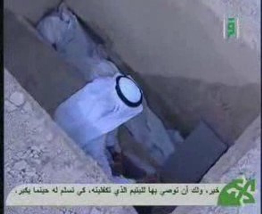 محمد العوضي يعظ عن الموت وهو داخل قبر في المقبرة