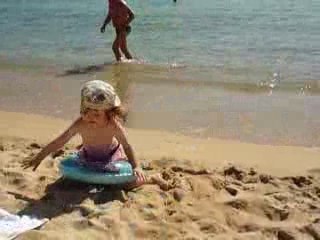 Sofia fait du houla hoop