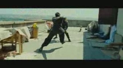 BANLIEUE 13  ULTIMATUM  extrait / toits sauts