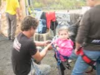 Lou-Ann se prépare pour escalader le mur