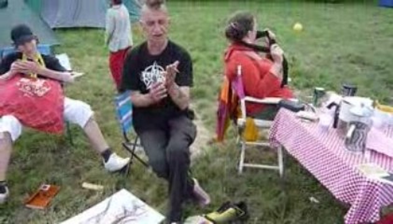 le punk peintre Picajo peint en direct sur la toile july2009