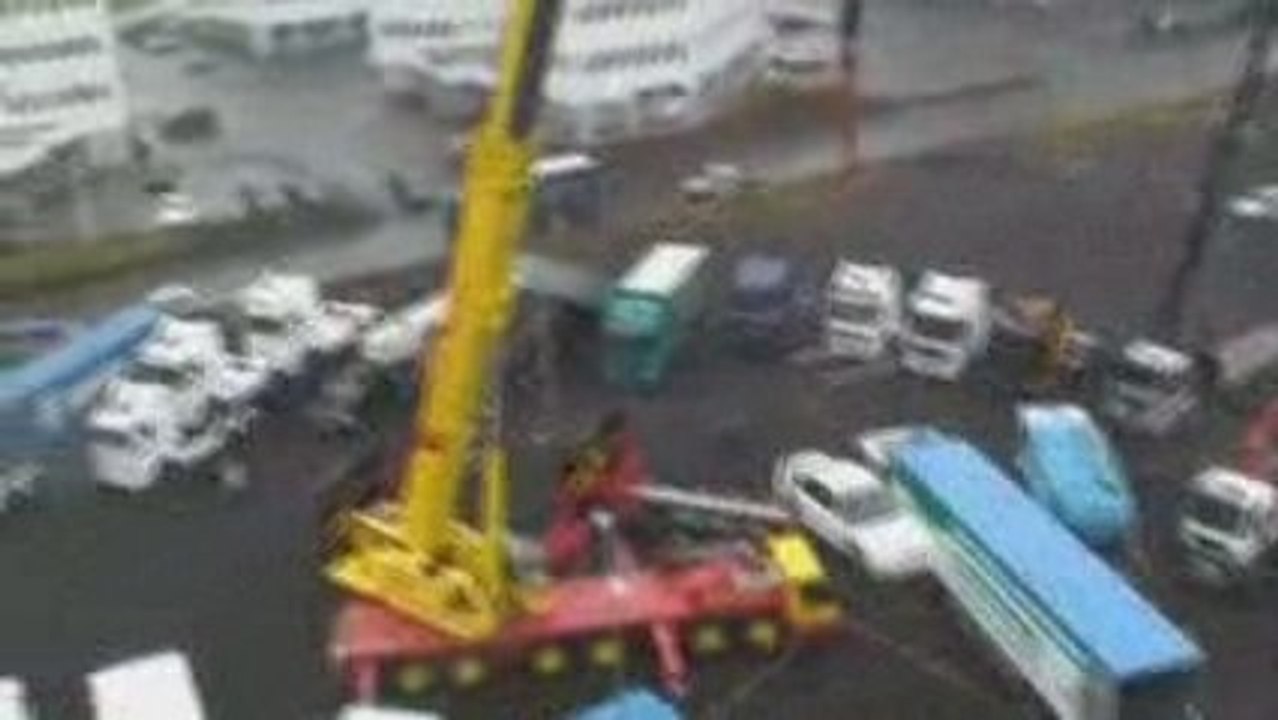 Crane lift 60 metres in Iceland
