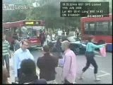 Autobus si schianta contro una Porsche