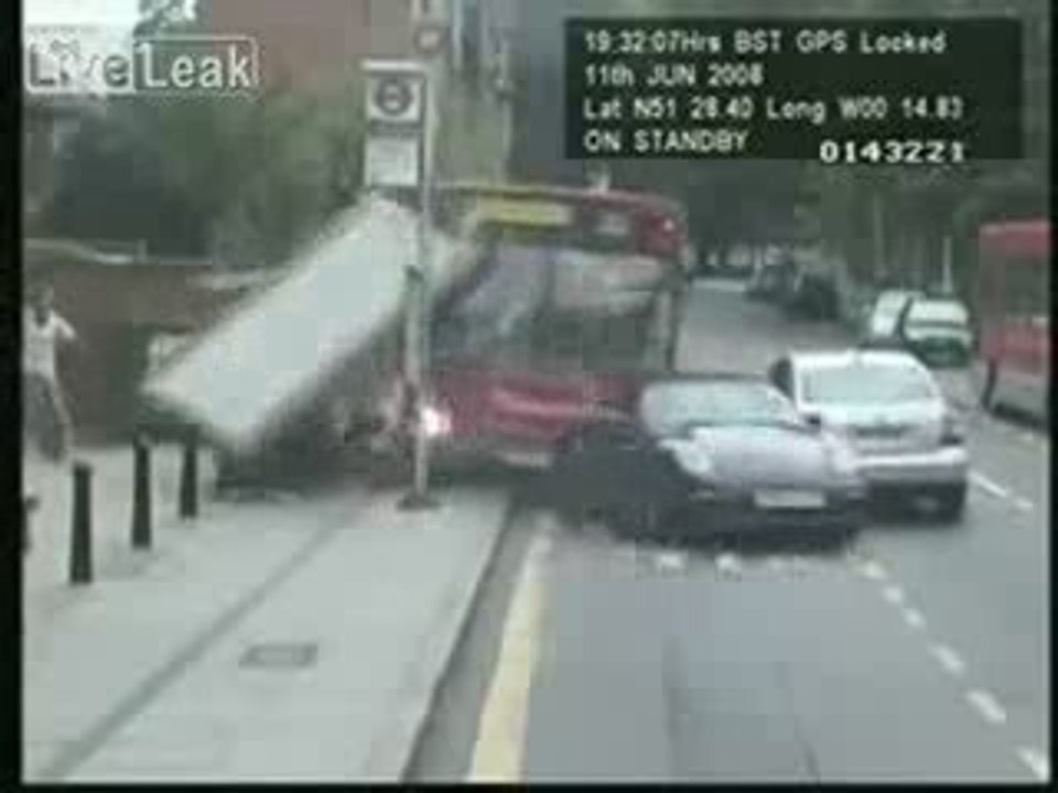 Autobus si schianta contro Porsche