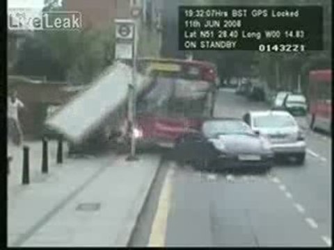 Autobus si schianta contro Porsche