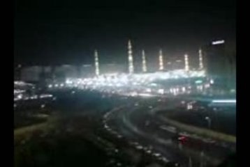 Kabe'de Ezan Okunurken Kabe'nin Etrafı Nurlanıyor.