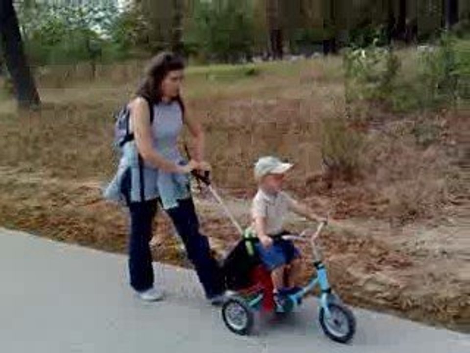 nathan sur le tricycle