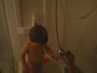 Noëlise essaye d'attraper l'eau!!! MDR