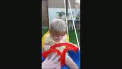 Mathilde fait de la balançoire