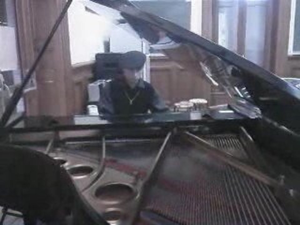 encore moi au piano a queu