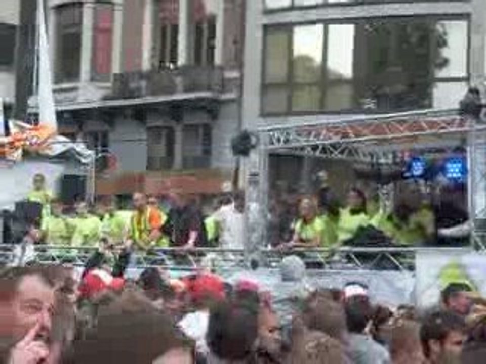 City Parade 2009 @ Liège - 08 Char Jump in Valley
