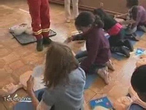 Le secourisme enseigné aux élèves de Paray-Vieille-Poste