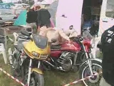 un gros tout nu fait des rupteurs