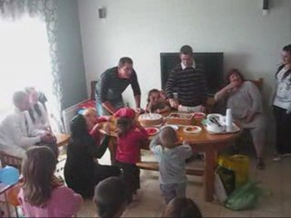 Amélie qui souffle ses 4 bougies