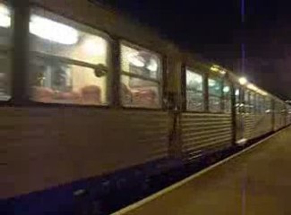 arrivée en gare de la bb 67620 multiservice avec le rrr bleu