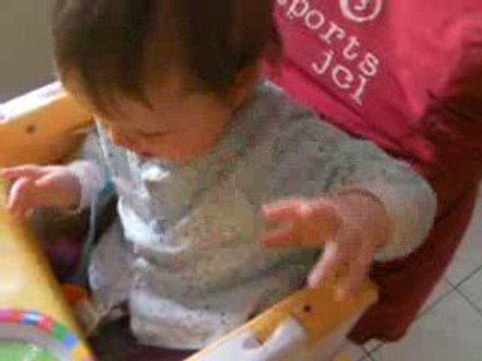 Lucie mange pour la première fois,avec sa fourchette !