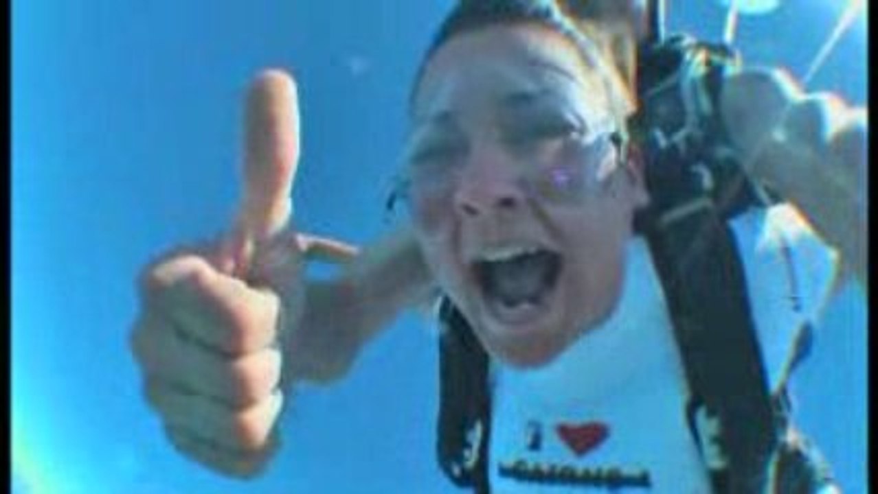 Skydiving at mission beach (4200 metres) juste ENOOOOOOOORME