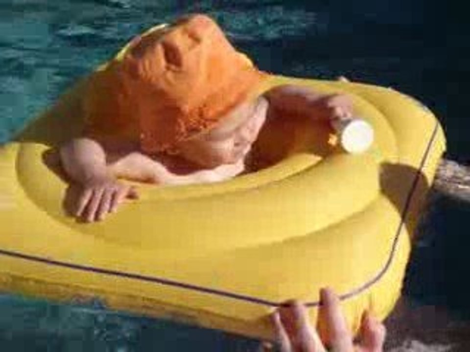 Mathys dans la piscine à Papy