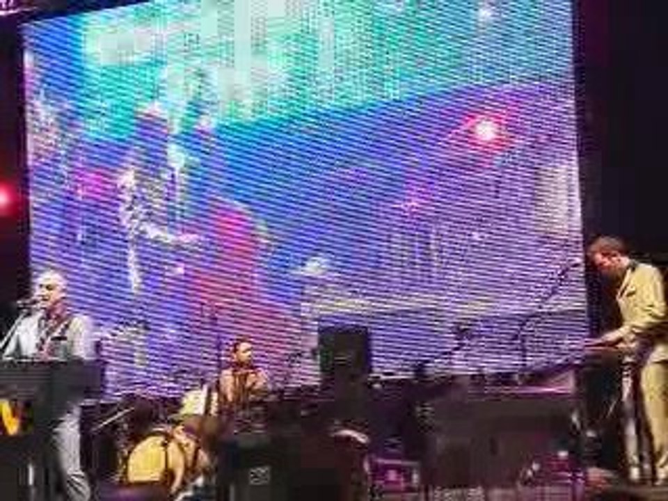 Jorge Ilegal y Los Magníficos - Bésame mucho (directo)