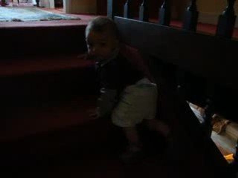 Mathys descend les escaliers