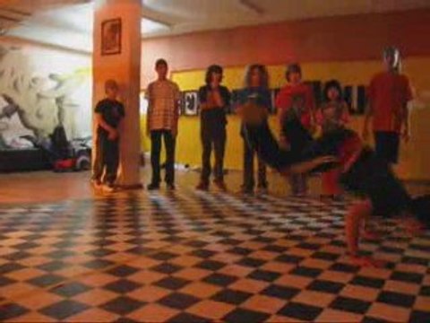 חוג ברייקדאנס -שיעור ברייקדאנס עם הברייקרהוליקס