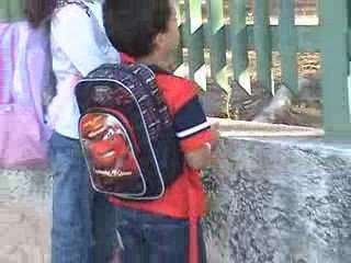 Le jour de la 1ère rentrée de Jules, devant la grille